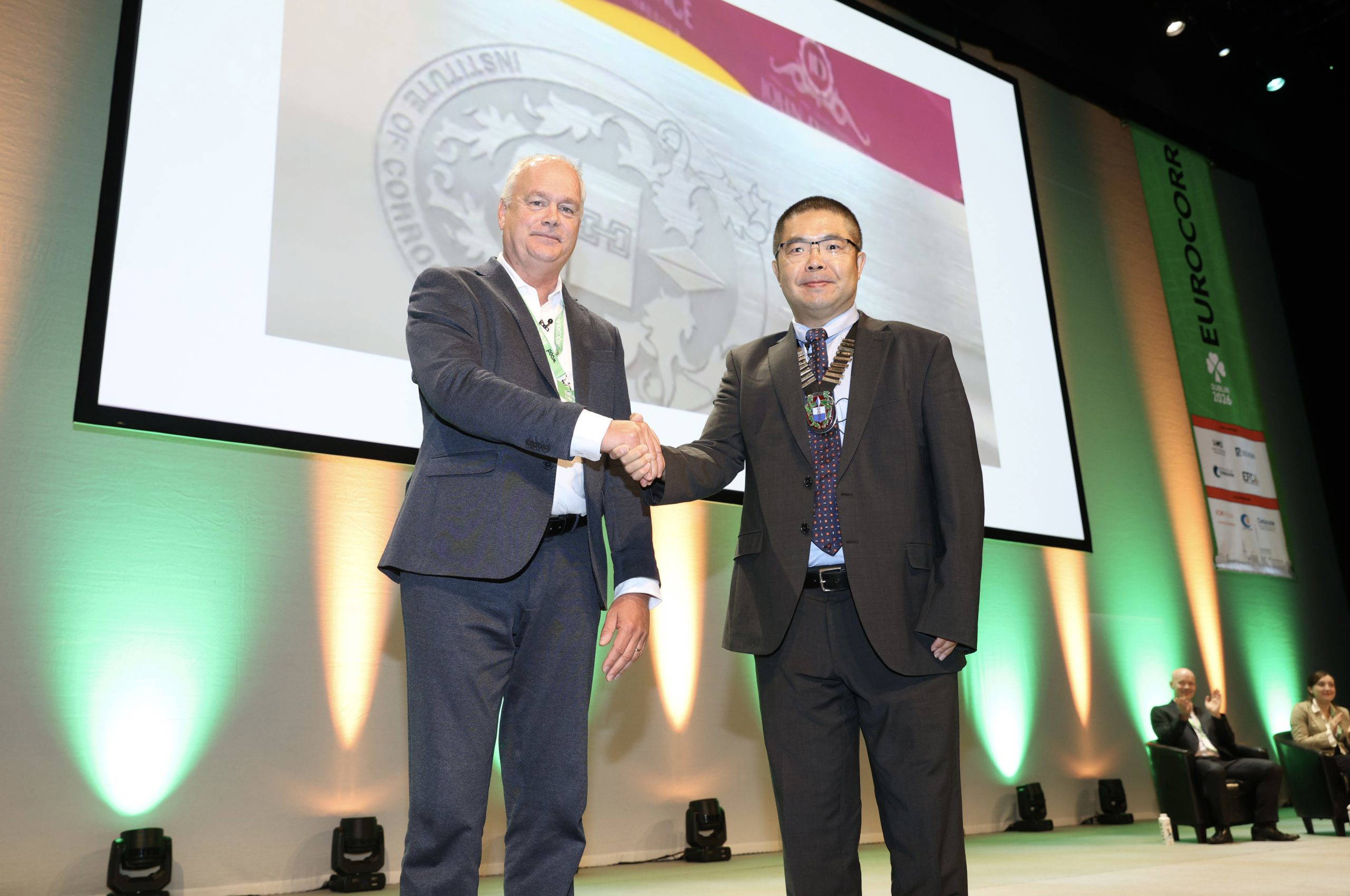 2 Dr Yunnan Gao presents the 2026 ICorr U.R. Evans Award to Professor Arjan Mol