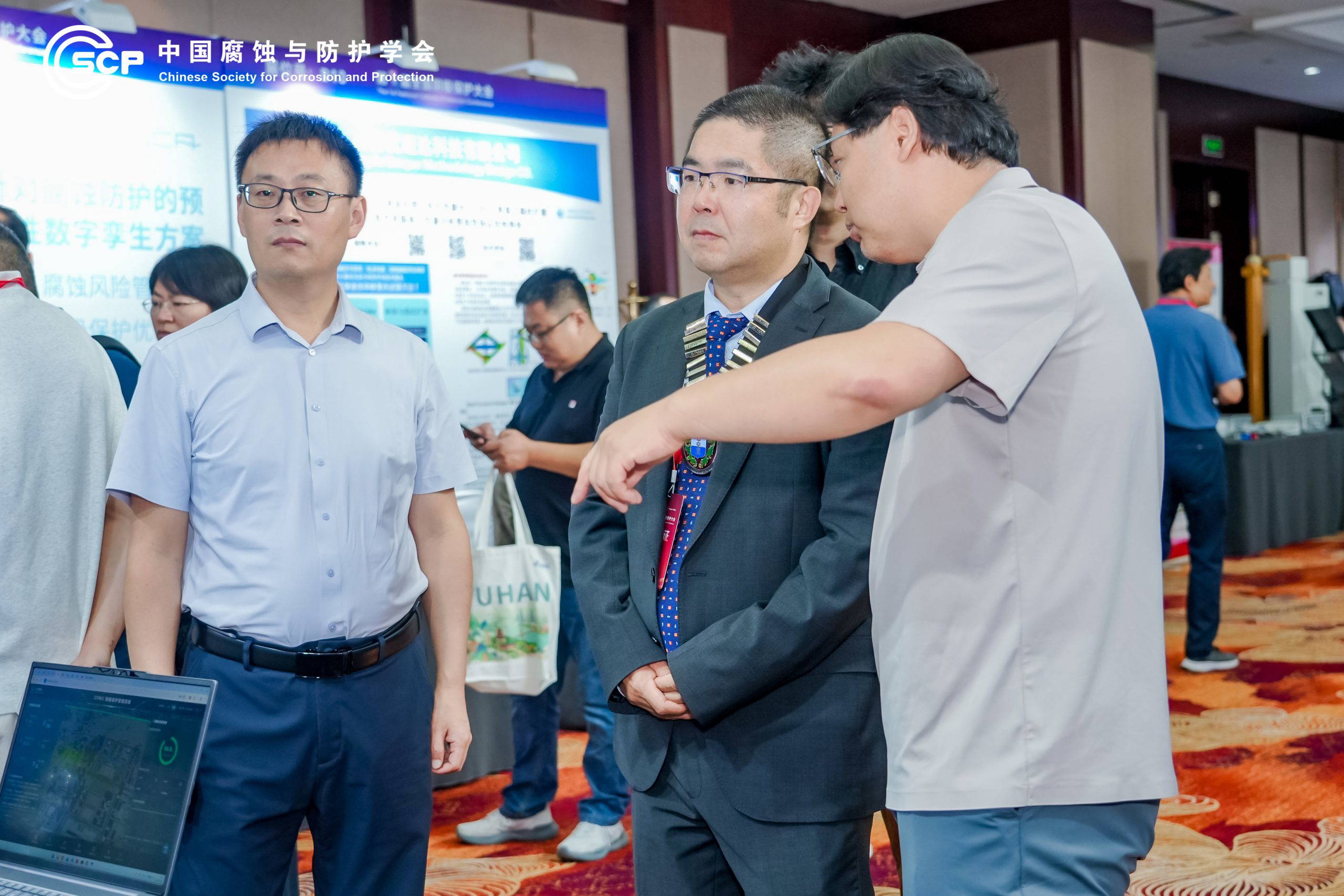 Photo 6 ICorr President discusses technology with an exhibitor